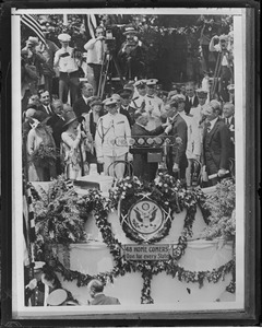 Pres. Coolidge decorates Lindy at Washington D.C.