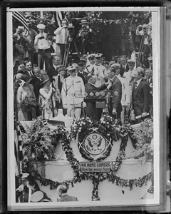 Pres. Coolidge decorates Lindy at Washington D.C.