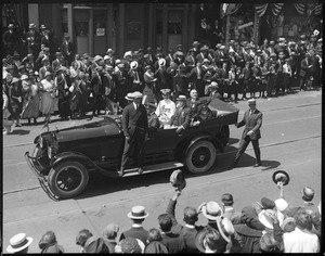 Pres. Harding rides in automobile procession in Plymouth