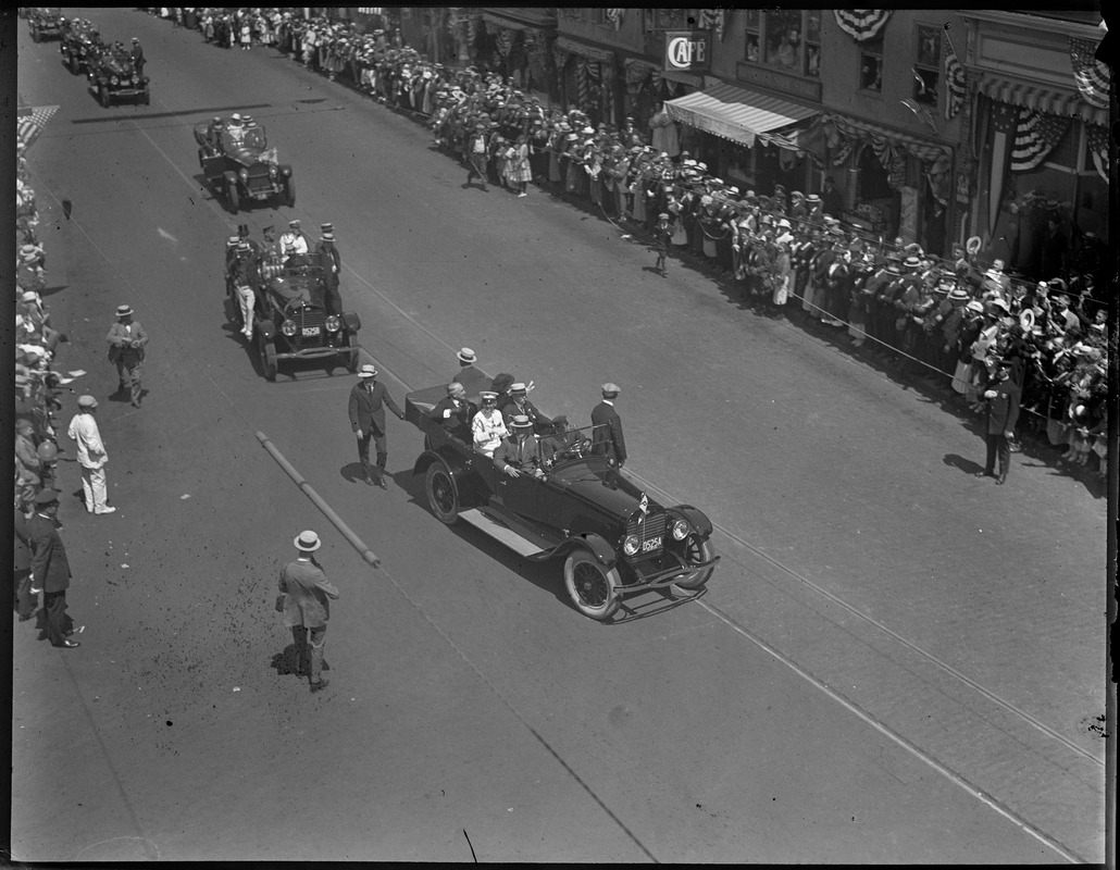Pres. Harding rides in procession of automobiles in Plymouth