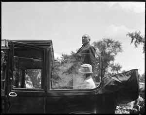 Pres. Harding in declaims from rear of auto
