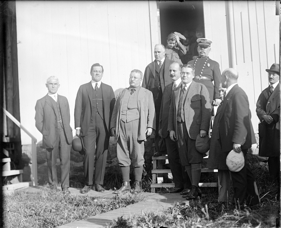 Teddy Roosevelt getting into trip, Bridgeport, Conn.