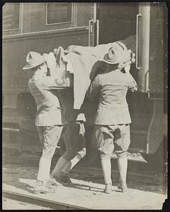 Operating room or car on the special hospital train from Maryland which was today placed on a sidwig between Braintree and Quincy. Influenza cases will be treated on the train. "Grip aid arrives from Maryland"