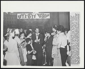 New York – From The Footlights To The Streetlights – Stage manager Mike Thomas checks out members of cast of “Bye Bye Birdie” outside Martin Beck Theater on New York’s West 45th Street tonight. Broadway suffered first total stage blackout in 41 years as League of New York Theaters closed all 22 Broadway stage shows in retaliation for strike launched last night by Actors Equity. Some 1,000 actors and 5,000 other theatrical workers are out of work.