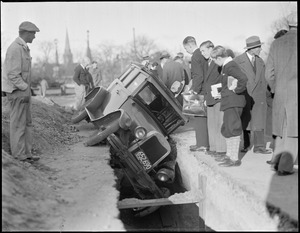 Auto goes into trench in Cambridge