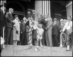 Gov. Fuller pins medal on Lou Gordon