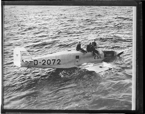 Plane Esa: Transatlantic flyers rescued at sea. Camera on SS Belmoira caught this dramatic photo a moment before rescue. The SS Strvangerfjord took them to N.Y. Men: Willy Rody/Christian Johannsen/Fernando Costa Viega.