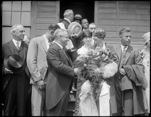 Mayor Malcolm Nichols presenting bouquet of roses to Amelia Earhart