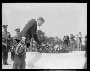 Lindy decorates the grave of an unknown soldier at Arlington Cemetery, VA.