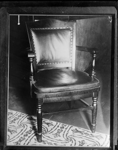 Gangland's death chair. If a gangster sits in this chair, which is Capt. Stege's Chief of Chicago's Detectives office, his doom is sealed. 14 hoodlums have sat in this chair and each have gone to his death, most of them via rides. Al Capone sat there not.
