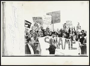 Protestors greet Agnew -- This group of students from around Idaho greeted Vice President Spiro T. Agnew Friday on his arrival in Boise for a Republican fund-raising dinner. The protestors made little noise and Agnew did not address them.