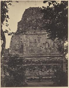 De zuidoostzijde van de tempel Mendut bij Magelang op Midden-Java