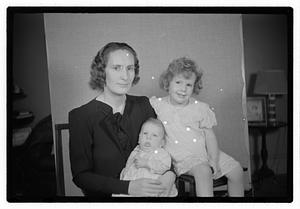 Collier Mrs. & 2 children