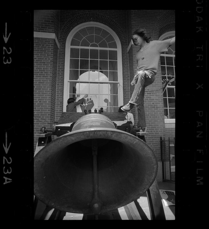 Kent State shootings demonstration: Demonstrators ring State House bell, State House, Boston Common