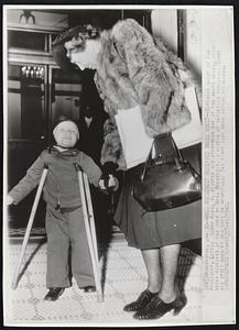 Mrs. Roosevelt Receives Small Guest--Birthday guest of the president, Little Gerry King, 4, started his storybook at the white house, today being received at the door by Mrs. Roosevelt. A victim of infantile paralysis Gerry has spent much of his life in hospitals. The first lady wore cotton stockings.