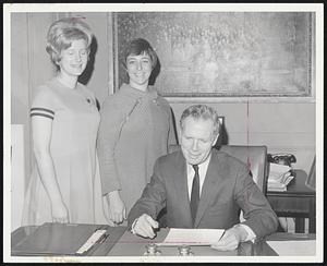 Plans for Boston League of Women Voters fund drive are studied by Mayor Kevin White while Mrs. Michael Rotenberg, left, public relations chairman, and Mrs. Edward Lowenstern, finance chairman, look on. February 12-27 has been designated League of Women Voters Week by the mayor.