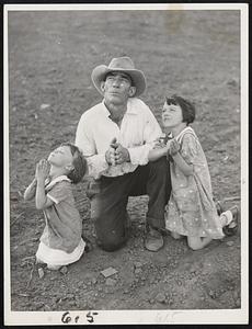 Sam Oene of Sully County, S.D., and his children praying for rain on their drought-afflicted farm. North Dakotans pray during recent drought but science offers no hope for dust bowl.