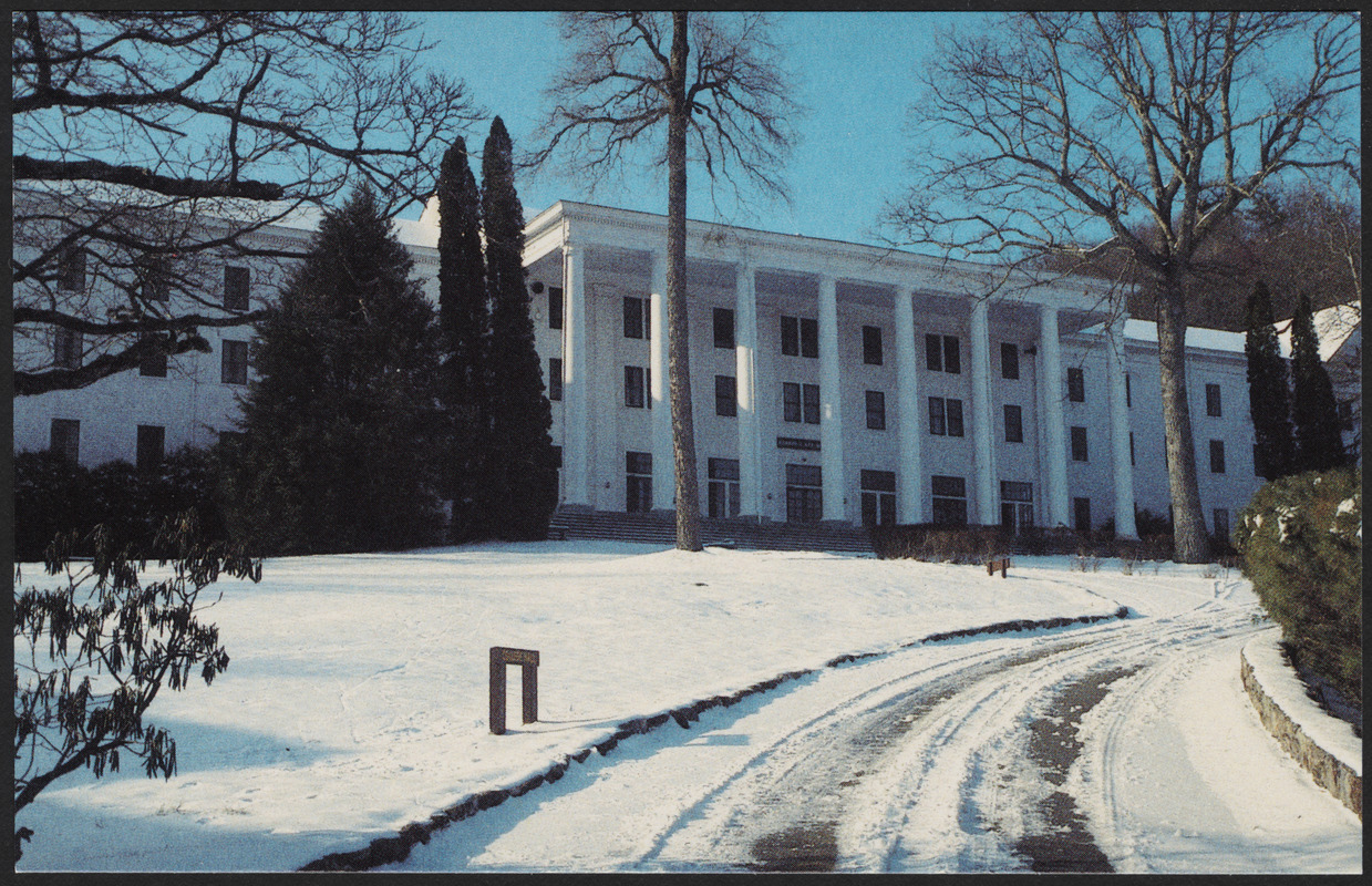 Robert E. Lee Hall in the winter