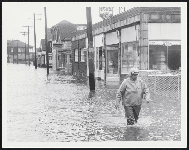 Leonard Insley, Shirley St. Winthrop under water. Digital Commonwealth