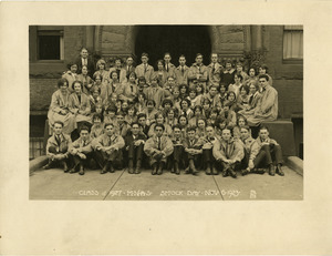 Portrait of class of 1927 on Smock Day