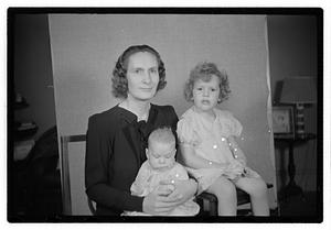 Collier Mrs. & 2 children
