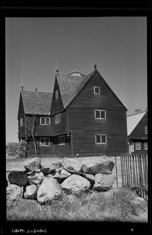 Saugus, house exterior