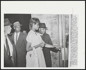 The Door Was Locked – Olympic sprint star Wilma Rudolph is shown as she and about 300 other Negroes sought unsuccessfully to be served at a drive-in restaurant at her hometown. Others, left to right, are Dr. F. D. Coleman, Dr. Paul Dumas and the Rev. Carl Liggin, chairman of the local Christian Leadership Council. Twelve other Clarksville restaurants have opened their doors to Negroes in the last 10 days.