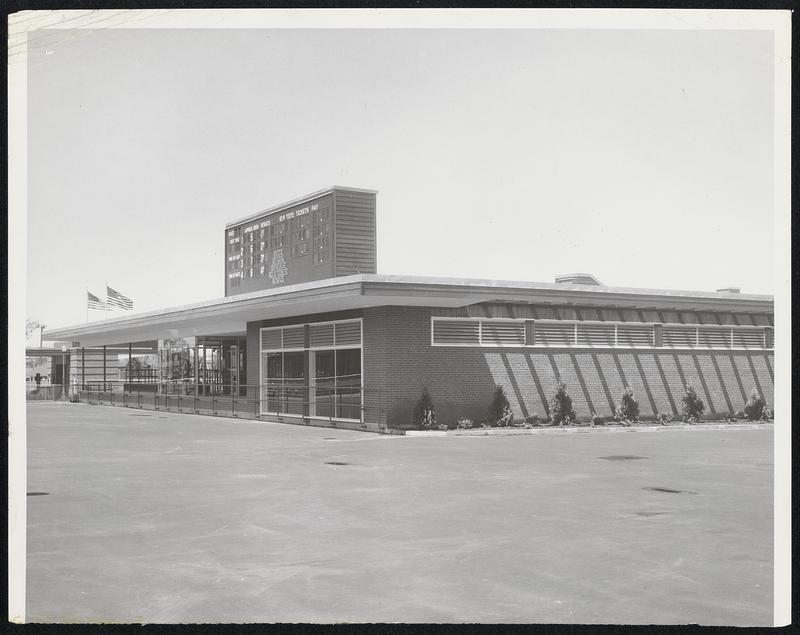 The Wonderland kennel sheds new light on the old saying “It’s a dog’s life”. The soundproofed, tile walled kennels has an air cooling and purification system, a heating system, and individual pens for each greyhound. All this insures top form for the night’s racing. Greyhounds are locked in the glass fronted kennel three hours before post time as the protection against tampering.