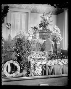 Grace Methodist interior - organist, reader, and flowers