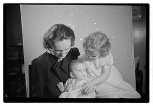 Collier Mrs. & 2 children