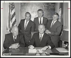 Union Label Week will be celebrated locally between Sept. 2-8 under a proclamation signed by Boston Mayor Kevin H. White. Meeting with the mayor, from left, were Lawrence Sullivan, executive secretary, Greater Boston Labor Council, AFL-CTO; Louis Govoni, president, Massachusetts Union Label Council; John Laffin, secretary, Massachusetts Union Label Council and Valentine P. Murphy, president, Greater Boston Labor Council.