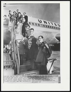 Series Bound--Members of the St. Louis Cardinals and their wives left St. Louis Monday night for Boston, scene of the first World Series game on Wednesday. Front to rear are Dal Maxvill, Roger Maris, Won Wills, Joe Hoerner, Joe McShane of business office, and Hal Woodeshick.