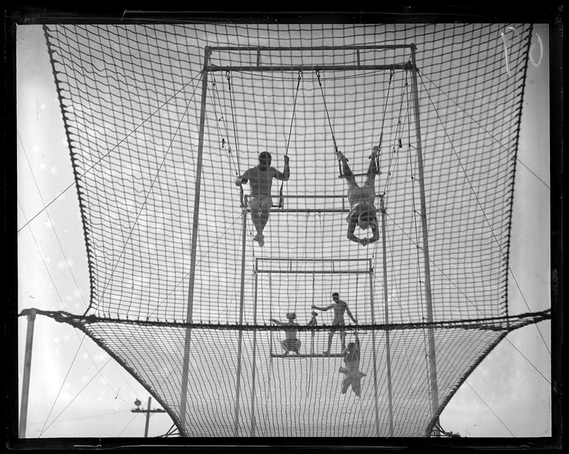 Trapeze performers