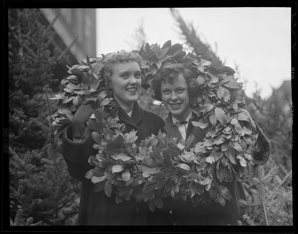 Women with Christmas wreaths