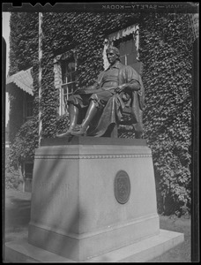 John Harvard statue