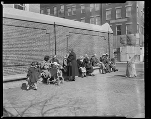 Bench sitters in the Prado, North End