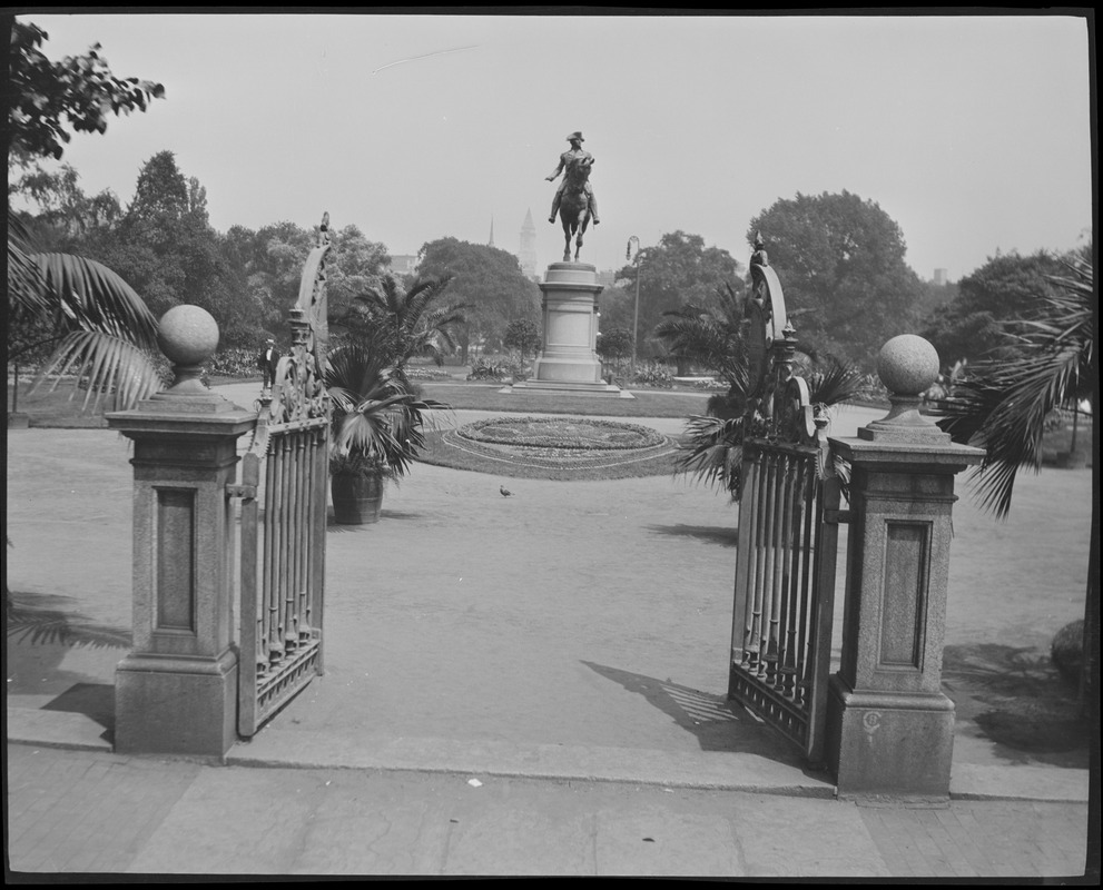 Washington Statue from Arlington Street gate