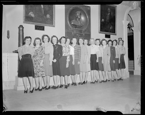 Women visiting new State House
