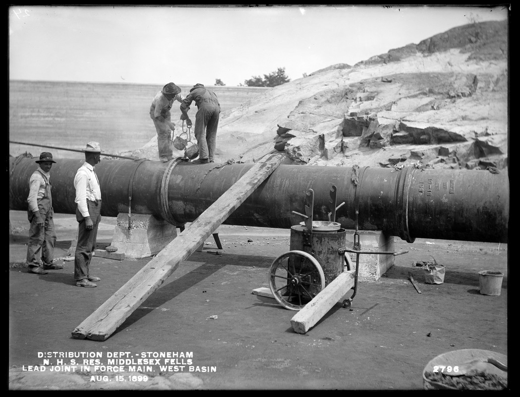 Distribution Department, Northern High Service Middlesex Fells Reservoir, paving lead joint in force main in west basin, from the south, Stoneham, Mass., Aug. 15, 1899