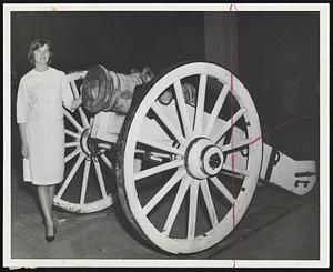 Fort Ticonderoga cannon, returning to Boston for first time since Revolution, will be part of the Jordan Marsh exhibit. Bernice Costello of Chelsea is shown examining the 5000-pound cannon.