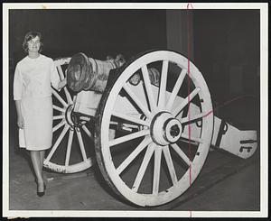 Fort Ticonderoga cannon, returning to Boston for first time since Revolution, will be part of the Jordan Marsh exhibit. Bernice Costello of Chelsea is shown examining the 5000-pound cannon.