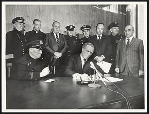 Mayor signing contract with police. From left Supt. Will. Bradley Ref James Lane of Dorchester Comm. Edm. Mc Namara Paul Whelan Patrolm. Supt. Chief Will. Thaylor Robert Wise Councillor for Patrol Ass. Paul Nelson patrollm. Head of Patrol-. Ass. Daniel J. Sweeney. Mayor K. White