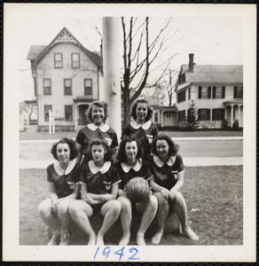 Sports memorabilia/photograph [realia], 1942 girls basketball team