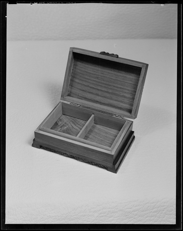 Cigarette box, Malkiel Agency