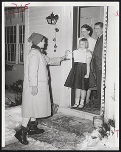 Tiny Ski Village completes dimes drive - Mrs. Ralph Bean gets contribution from Mr. and Mrs. William Horracks and daughter Hele, 9, to complete the Dimes campaign in the tiny ski village of Waterville Valley, N. H., where the Beans and the Horracks are the only winter residents.