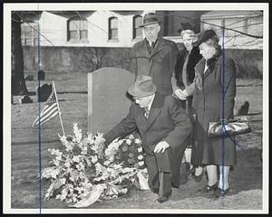 Placing Wreath at the grave of Patric Carr, one of the men killed in the Boston Massacre, are members of the central council, Irish County Clubs. eRar, left to right-John McDonald, treasurer; Mrs. Sadie Kelly, financial secretary; Miss Anna Gill, second vice-president. In front, Philip L. McMahon, president.