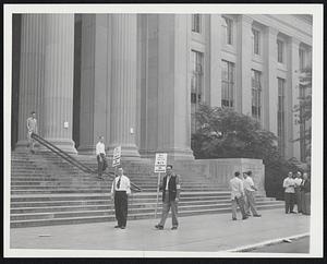 MTI. Pickets in front of MIT Mass Ave Camb