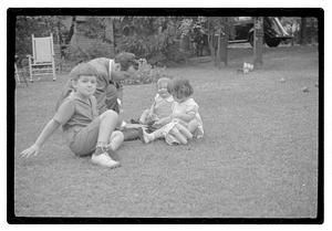 Jesus Sanromá with three children