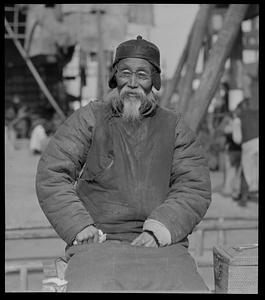 Dramatic storyteller on Nanking street. He was very proud of his beard.