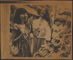 Banana break for beauty contestants